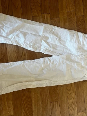 Vita linnebyxor med resårmidja - Säljer ett par vita linnebyxor  med avslappnad passform och bred resår i midjan. Byxorna har sidofickor och är perfekta för varma dagar. Materialet är svalt linne och färgen är klassiskt vit. Lite skrynkliga i nuläget men kommer såklart strykas innan de skickas! 