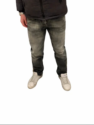 Replay blue jeans  - Säljer ett par grå replay jeans som är väldigt sällsynta och inte finns att köpa någonstans nypris är 2600kr kvitto och allt finns mitt pris är 780kr