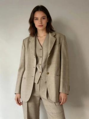 Vintage kostym Antonio Fusco Milano - Vintage tredelad kostym  Antonio Fusco Milano– kavaj, väst & byxor  Italiensk storlek 44 Elegant och tidlös tredelad kostym i 100% högkvalitativ ull. Passar perfekt för dig som uppskattar klassiskt snitt och exklusiva material. Tillverkad i Italien.  Plaggens mått (liggande, enkel mått) Kavaj: – Ärmlängd: 61cm – Rygglängd (mitt bak) 77cm – Bystvidd (halv omkrets) 50cm Byxor: – Midjevidd (halv omkrets) :37cm – Höftvidd (halv omkrets) : 50cm – Yttre bensöm (sidlängd) : 104cm – Innerbenslängd: 75cm