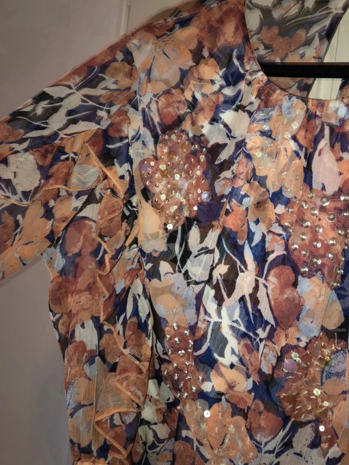 Blommig blus med volangärmar och paljetter River Island  - 2
