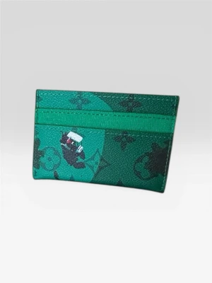 Grönt kortfodral - Snyggt grönt kortfodral med monogrammönster och en liten svart kattillustration på framsidan. Fodralet är tillverkat i läder och har flera fack för kort. Perfekt för dig som vill ha något stilrent och unikt.