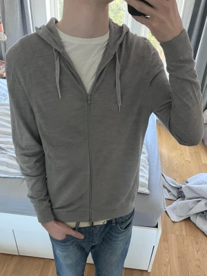 Stickad hoodie från Samsøe Samsøe - Stickad zip hoodie från Samsøe Samsøe | Storlek L men passar bra även på M | Fint skick✅|