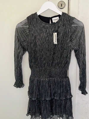 Glittrig svart klänning  - Ny med prislapp