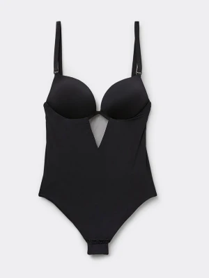 Svart body  - Säljer då den tyvärr är för liten i kuporna för mig och hann inte lämna tillbaka den. ALDRIG ANVÄND, med prislapp kvar💕Storlek 75B. Ny pris 839kr.               Svart body med push-up-kupor, justerbara axelband, djup urringning framtill med meshdetalj och öppen rygg. Mjukt, stretchigt material som lägger sig skönt mot huden. 