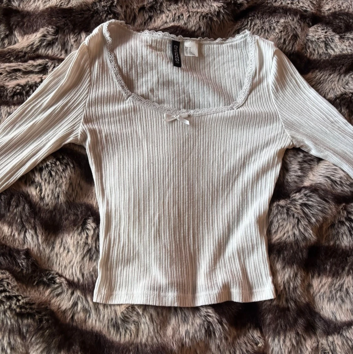 Vit ribbad topp med spetsdetalj från hm - 3