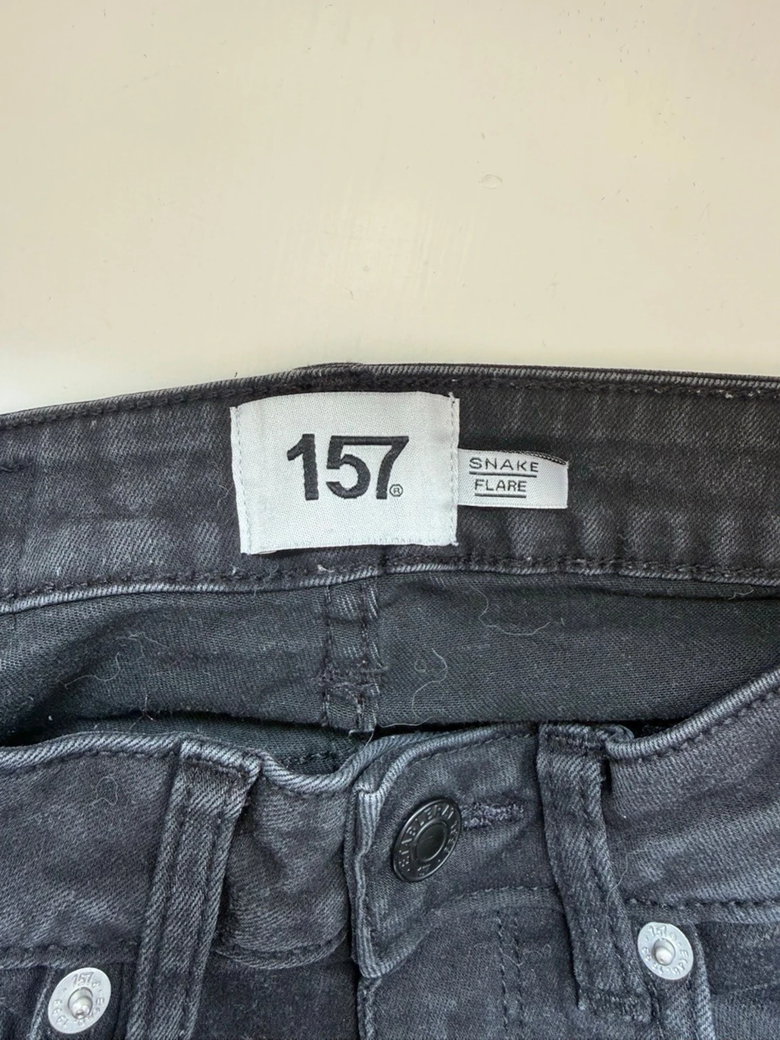Svarta utsvängda jeans från 157 - 2