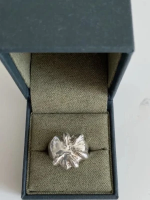 Silvrig Maria Nilsdotter ring  - Unik silver ring med ett hjärta och en klo runtom. Ringen är från många år sedan och säljs inte längre och är mycket unik. Verkligen en av mina favorit ringar men får tyvärr inte användning för den längre. 💍🩶