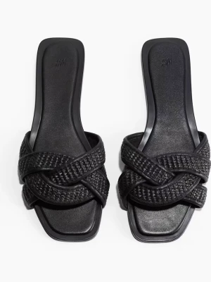 Svarta tofflor - Så snygga tofflor från hm aldrig använda då dem va försmå, prislapp och förpackning kvar!! 