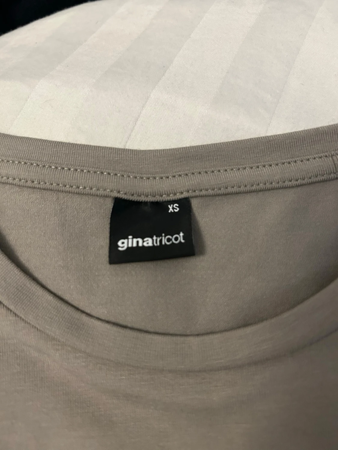 Beige croppad topp från Gina Tricot - 1