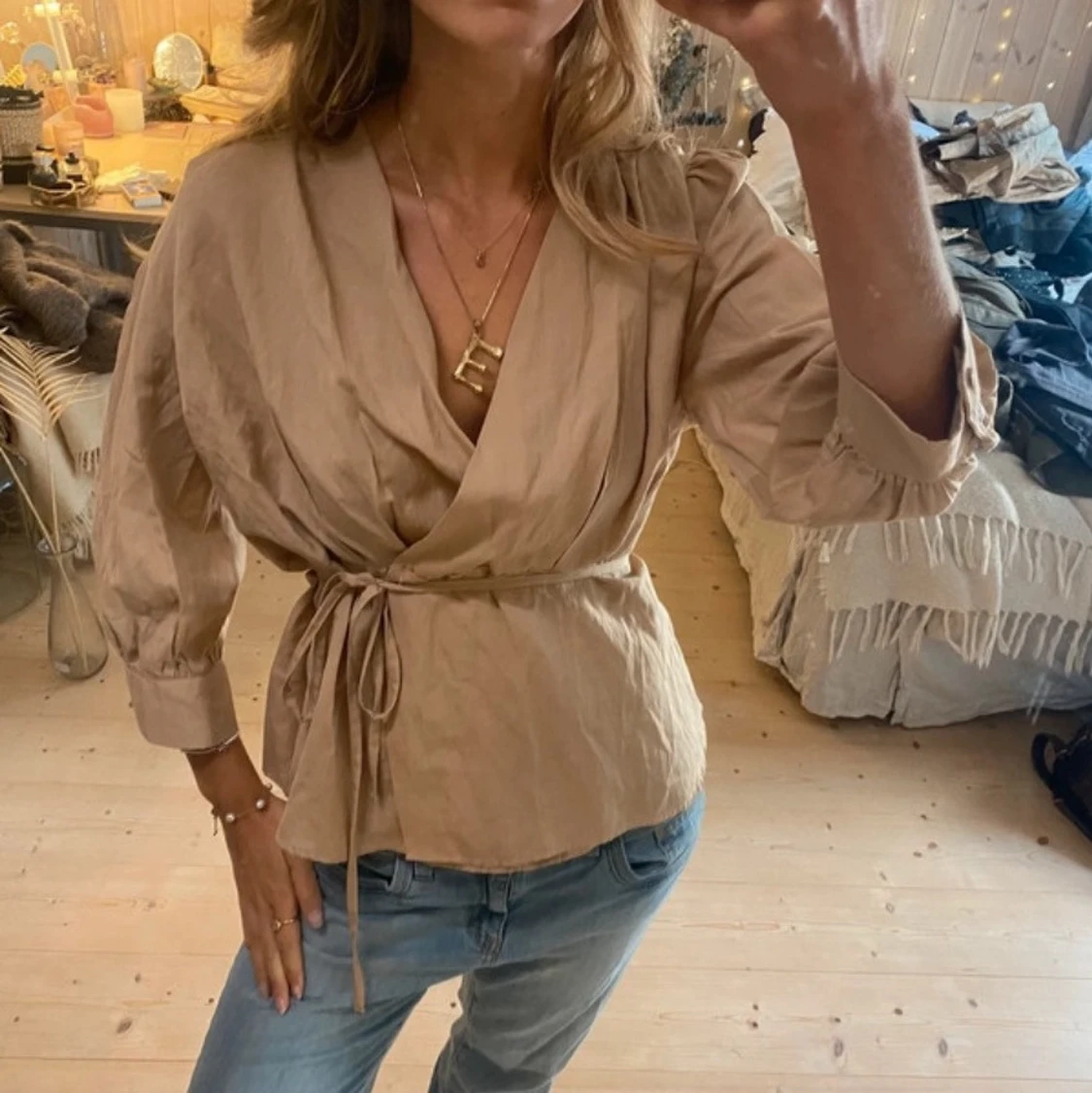 Beige omlottblus med knytband - 1