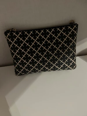 Malene handväska  - Säljer min malene birger då den inte kommer till användning längre, inga tecken på att den har använts tidigare. Har banden också som är svarta! Den är Svart/Cream färgad.