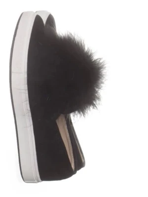 Svarta ballerinaskor med fluffig detalj - Säljer ett par svarta skor med en stor fluffig pompom på ovansidan. Skorna är tillverkade i mockaliknande material. 