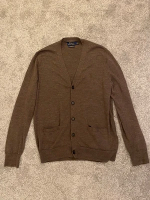 Ralph Lauren kofta - Tja! Säljer nu denna riktigt schyssta kofta i merinoull från Ralph Lauren. Koftan är i bra skick och i storlek L, men skulle säga att den sitter lite mer som M. Nypris på denna ligger runt 2700kr. Hör av dig vid funderingar!