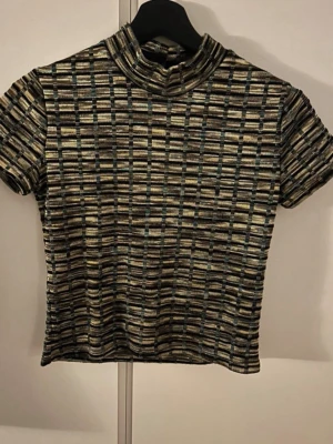 Mönstrad polotopp från Zara - Cool polotopp från Zara med korta ärmar 