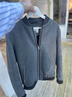 Vårjacka Jack & Jones - Hej! Säljer nu denna snygga vårjacka från Jack&Jones🙌Storlek M. Oerhört bra skick!! Hör av dig vid frågor!!