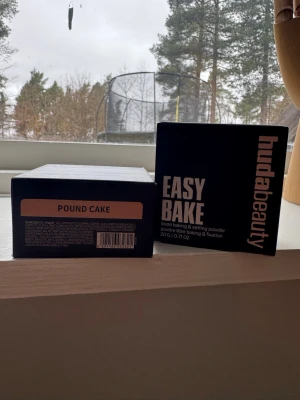Huda Beauty Easy Bake Pound Cake -  2 stycken Huda Beauty PoundCake. Båda säljes för 350kr helt nya, aldrig använda. 