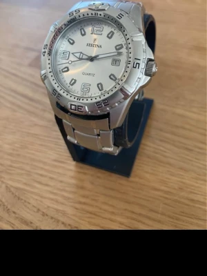 Festina Diver 40mm Herrklocka - Säljer en snygg stilren dykarklocka från schweiziska Festina i nyskick enligt bilder. Enstaka tecken på användning, inga repor. Fungerar bra, schweiziskt urverk, originalarmband i rostfritt stål, datumvisare, vattentät till 100 meter, osv. Behöver bara nytt batteri och något kort länk. Modell: 16169.   Nypris: 1800 SEK Begagnat pris: 1000 SEK Mitt pris: 589 SEK  Skickas alltid snabbt och spårbart (ofta samma dag) eller hämtas i Glumslöv.  Hör av dig vid frågor och se gärna mina andra annonser oc