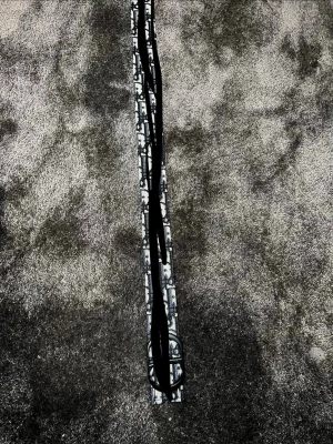 Svart bälte med silverdetaljer - Snyggt svart bälte med silverfärgat spänne och dekorativa silverdetaljer längs hela bandet. Perfekt accessoar för att lyfta din outfit och ge en cool touch. Bältet är smalt och har en klassisk design som passar till många olika stilar.SKRIV FÖR BÄTTRE Bilder ! Storlek 105