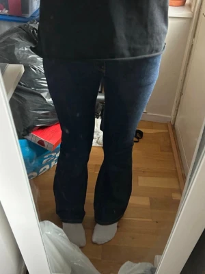 Mörkblå bootcut jeans - Jätte snygga mörkblå lågmidjade utsvängda jeans från Lager 157, som aldrig kommer till användning längre. Använda fåtal gånger och i super fint skick