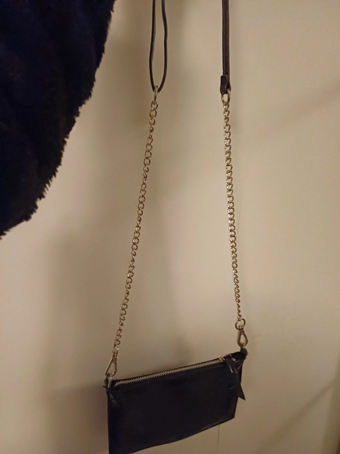 Svart axelväska med kedjerem - 2