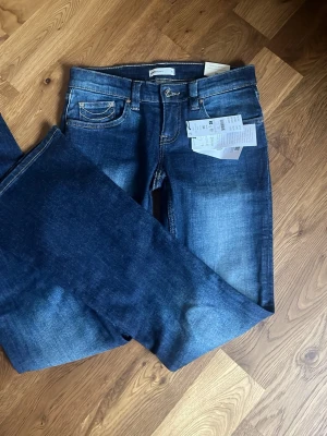 Blå lowwaist bootcut jeans - Säljer mina jättesnygga och oandvända byxor ifrån Gina tricot. Storlek 36, inga defekter. Pris går att diskuteras, hör av er mig frågor! 💗