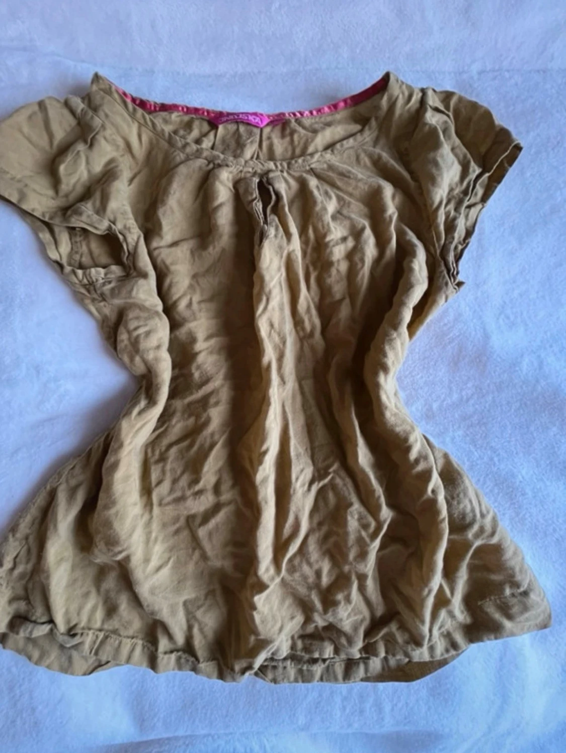 Olivgrön/gulaktig blus med kort ärm - 1