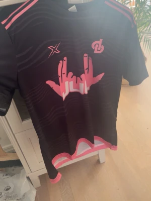 Superfin T-shirt med JUL - Jag säljer min JUL tröja då den inte kommer till användning.💕