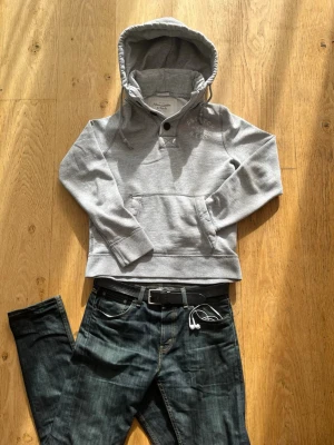 Abercrombie & Fitch hoodie - Säljer denna riktigt snygga hoodien från Abercrombie & Fitch 🙌   Storlek: M Skick: 10/10 🔥  Använd ett få antal gånger men fortfarande i perfekt skick!  💬Skriv vid frågor! 💸 Pris kan diskuteras vid snabb affär! 📦 Skickas snabbt!