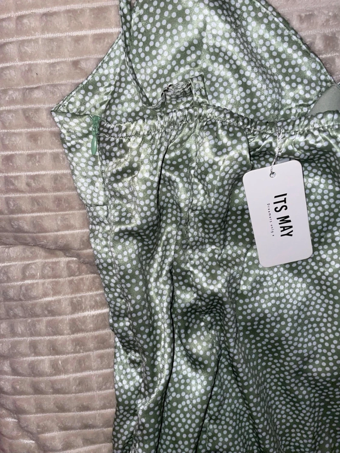 Grön prickig satinklänning - 3