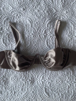 Bikiniöverdel - Bikini överdel, satin material. Banden går att justera, oanvänd. Storlek xs💗