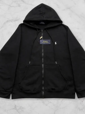 Polo Ralph Lauren zip - Svart Polo Ralph Lauren Hoodie  Stilren svart hoodie i klassisk design 💎 Mjukt och bekvämt material för vardaglig användning ✨ Aldrig använd och i mycket fint skick Enkel att matcha för en clean look 🔥  🔹 Märke: Polo Ralph Lauren 🔹 Färg: Svart 🔹 Skick: Aldrig använd 🔹 Passform: Klassisk  📦 Snabb leverans 