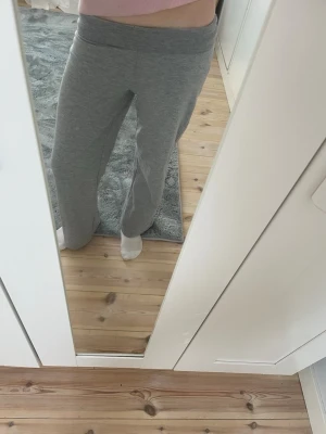 Lågmidjade mjukisbyxor - Jättesköna mjukisbyxor från lagar 157💗 Det går att vika ner dem vilket jag har gjort på bilden❣️ De har en liten fläck på ena benet men som knappt syns. Storlek 150 