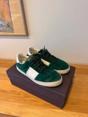 Valentino flycrews - Säljer dessa feta flycrews i storlek 41 men passar 42. 27 cm i innemåt.tappat 2 nitar men får med allt og, extra nitar, snören, box och dustbag. Hör av er vid minsta lilla😃