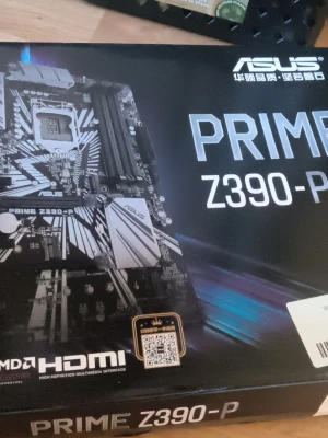 ASUS PRIME Z390-P moderkort - Säljer ett ASUS PRIME Z390-P moderkort, perfekt för dig som bygger egen dator. Moderkortet har stöd för Intel-processorer, flera RAM-platser och HDMI-utgång. Svart kretskort med silverdetaljer och robust design. Levereras i originalkartong.