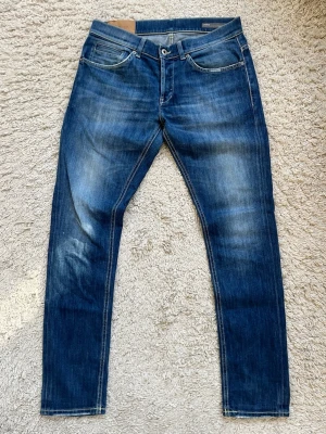 Blå Dondup George jeans - Blå tvättade Dondup George jeans med riktigt schyssta fades Storlek 33 Inga defekter, grymt skick Hör av er vid frågor eller förhandling!😁