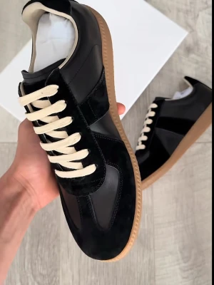 Maison Margiela Gats  - Stilrena Svarta beige Maison margiela gats. Ovandelen är i en mix av mocka och slätt läder för en schysst kontrast. Perfekta för dig som gillar minimalistisk och clean stil. Använda ett par gånger 