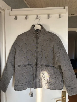 Grå quiltad jacka (Zara)  - Grå quiltad jacka från Zara, storlek S popurlärjacka som inte finns att köpa längre 