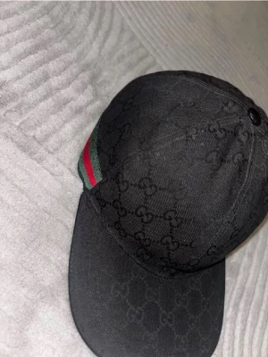 Gucci keps - Äkta Gucci keps i storlek L. Pris kan diskuteras vid snabb affär. Nypris 5700kr.