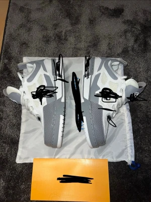 Gråvita skor ifån zara  - Snygga sneackers , skiv för mer info , Storlek 41! 