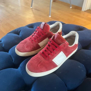 Valentino Flycrews - Valentino Flycrew med mocha på hög kvalitet. Bra skick utöver att två nitar saknas (bild 4), lite stygnet som gått upp (Bild 3), lite skada på vita detaljen (Bild 3) och slitage på sulan (Bild 5). Dessa skavanker är inte tydliga därav pris.