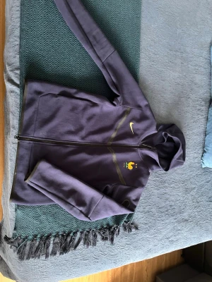 Nike tech fleece i storlek S  - Nike tech fleece knappt använd den är snygg och den har franska fotbolls loggan på 