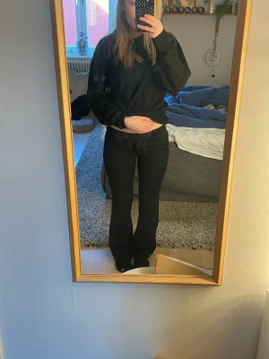 Jeans - Svarta jeans från Lindex, de är i storlek 158 men sitter som Xs, de är uppsprättade längst ner men inget som syns när man har de på, kan skicka bild ifall någon önskar