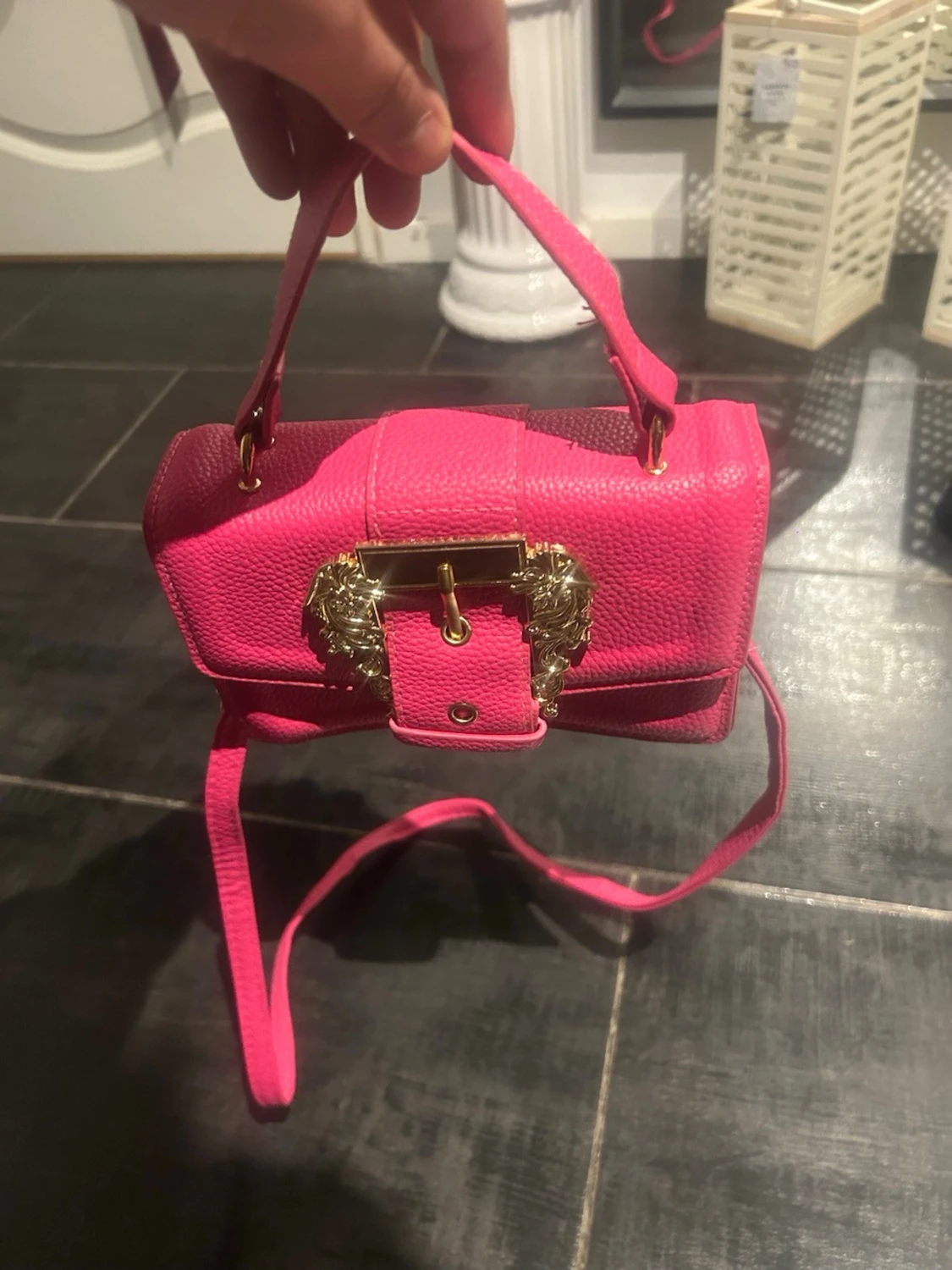 Rosa handväska med gulddetaljer - 1