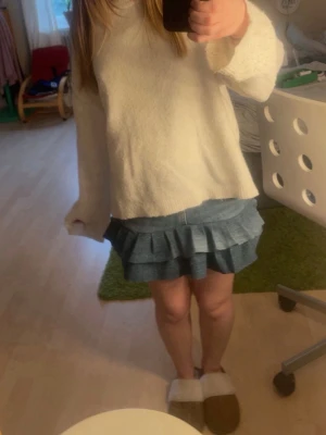 Jeanskjol - Fin kjol, köpte den på vinted så den satt inte riktigt som jag ville, den verkar vara sydd från ett par Gina Tricot jeans i storlek 36. Man ser sömmen lite på en del ställen men finns bilder på det