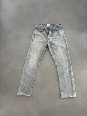Jack & Jones Loose Chris stl. 31/30 - Gråa jeans från Jack & Jones.