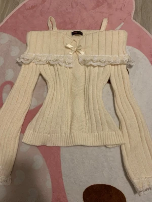 Krämvit stickad topp med spets från Romwe - Suuuupersöt krämvit stickad off shoulder topp från Romwe💕 ⚠️(ENDAST instabox)