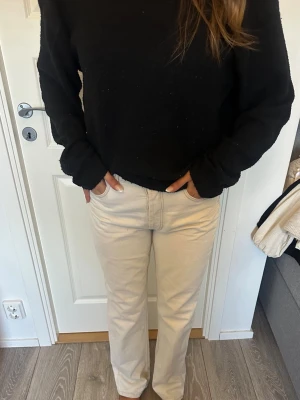 Ljusa raka Jeans  - Snygga vita jeans  rak passform och klassisk design. Byxorna har normal midja, fickor fram och bak samt bälteshällor. Perfekta för en clean och avslappnad stil. Materialet känns mjukt och bekvämt, troligen bomull eller bomullsblandning.