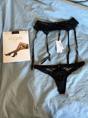 Strumpebandshållare, string och stay ups - En strumpebands hållare (storlek S) och string (storlek 34) från Change. Helt oanvända, aldrig prövade på samt stay ups från Vogue (storlek S-M), obruten förpackning. Nypris för allt tillsammans: 1079kr. Mitt pris: 800kr. Vid önskemål om fler bilder eller frågor är det bara att skriva pm 💕