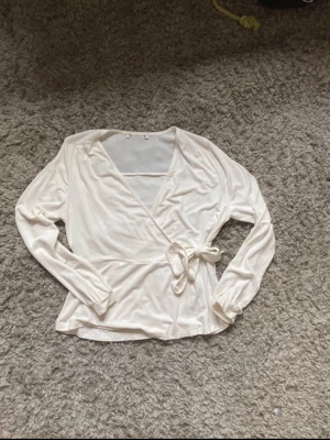 Knyt tröja - Jätte fin, skriv om du undrar något! inga defekter. Storlek S-M. kolla gämin profil jag säljer massa fint😊💗