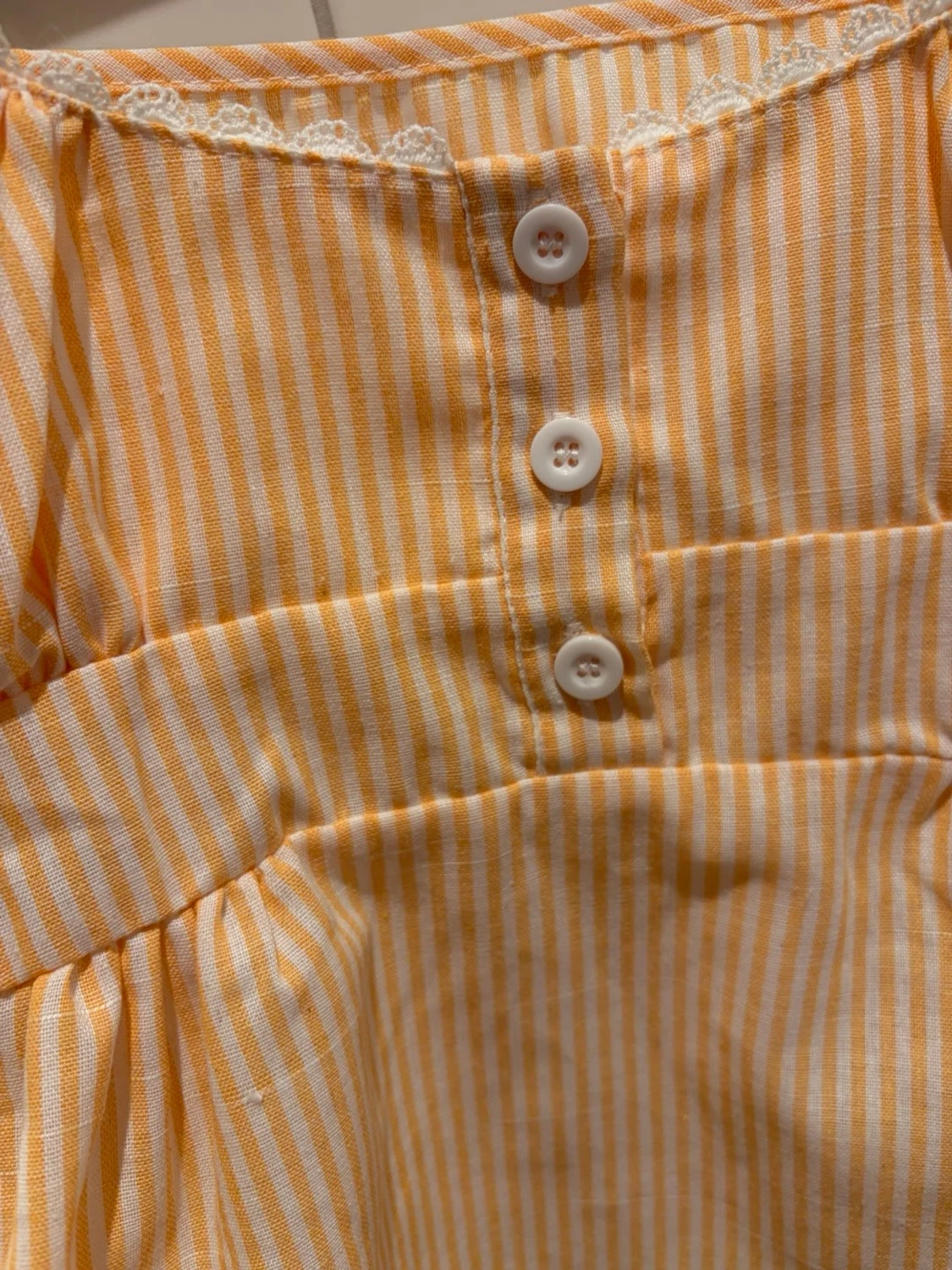 Gulvit randig linnetopp med spets - 1